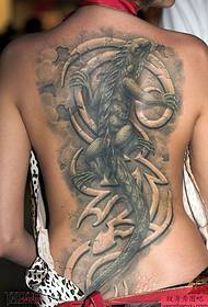 여자의 뒷면에 입체 도마뱀 문신 패턴