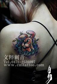 tjejer axlar populära pop lite kanin tatuering mönster