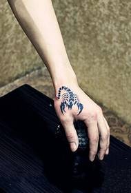 simple fashion tiger mouth scorpion totem tattoo