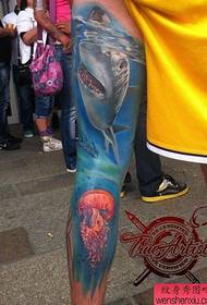 um trabalho de tatuagem de braço de flor mundo subaquático