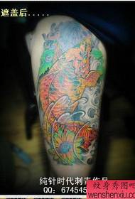 maschio Bellissimo modello di tatuaggio di calamari colorati sulle gambe