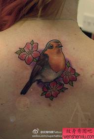 Dziewczęce plecy Modne ptaki i tatuaże w kwiaty