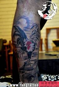 Κλασικά πόδια με ένα μοτίβο τατουάζ με κόκορας