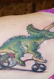 e ragazze nantu à e spalle anu dipinte linee simplici bicicletta è stampi di tatuaggi di dinosauri animali