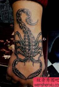 Scorpion tattoo patroon: 'n handhand terug tweezers tattoo patroon