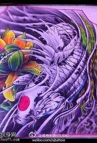 ավանդական գույնի լոտոս կարպ ձուկ դաջվածքի ձեռագիր նկար