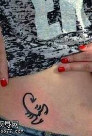 ligne de l'abdomen motif de tatouage totem scorpion
