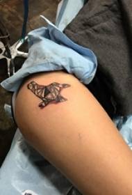 braccia di ragazzi nantu à linee geomettiche semplice pittine stampe tatuative di animali creative