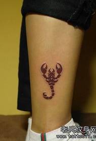 ένα σχέδιο τατουάζ χρώματος τοτέμ σκορπιού στο πόδι