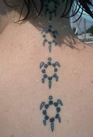 wzór tatuażu żółwia na kręgosłupie