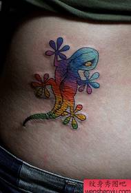 et smukt abstrakt farvet gekko tatoveringsmønster
