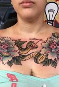 clavícula rapaza pintada sobre flores de planta de liña de gradiente sinxela e imaxes de tatuaxes de serpes de animais