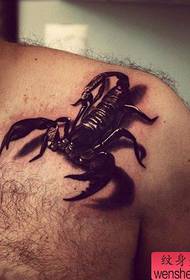 男性肩膀处流行超帅的蝎子纹身图案