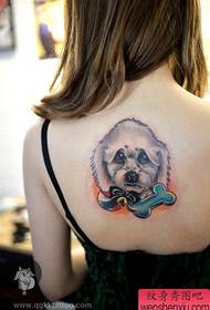 dievča späť populárne roztomilé šteniatko tetovanie vzor