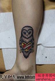 jednostavan popularni uzorak tetovaže sova na nozi