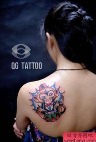 lány váll mögött egy aranyos majom tetoválás mintát