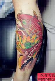 Noge čudovitega barvnega vzorca tetovaže lotusa