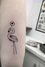 девушка рука на черной точке шип маленькое животное фламинго татуировки картинки