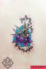 coberta de cicatriu: belles orenetes i patró de tatuatge de lotus