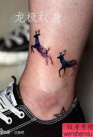 noga mali i mali jelen tetovaža uzorak