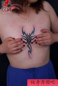 alternatywny wzór tatuażu Skorpion seksowny kolor klatki piersiowej
