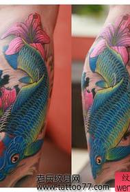 picior Model de tatuaj de flori de liliac colorat superb