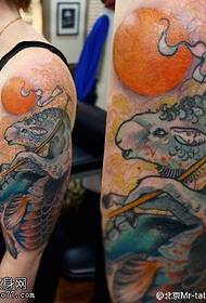 krāsots dzīvnieku totēma tetovējuma raksts