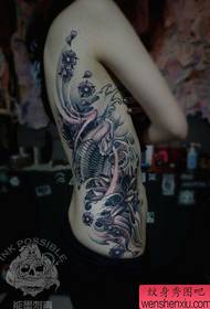 Chica cintura hermosa calamar tradicional tatuaje de loto patrón