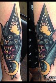 rankos klasikinis gražus šikšnosparnio tatuiruotės modelis