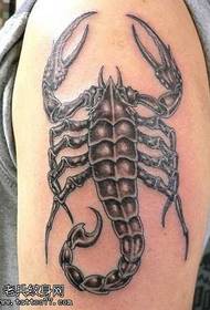 rokas lielais skorpiona tetovējums