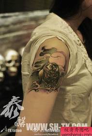 ruku klasični popularni uzorak tetovaža sova