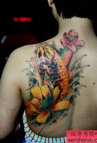 Un patrón de tatuaxe de loto de calamar colorido nos ombreiros