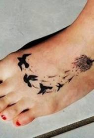 en branco e negro técnica de paxaro animal paxariño pequeno patrón de tatuaje
