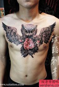 O peito dianteiro masculino é un patrón de tatuaxe de curuxa moi divertido e fresco
