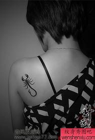 djevojka ramena totem škorpion tetovaža uzorak