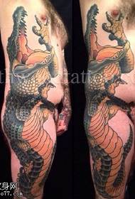 реална шема на тетоважа на крокодил