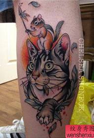 крак класически модел татуировка на котка и мишка