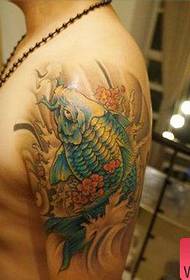 Uros käsivarsi kaunis näköinen kalmari tatuointi malli