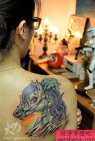 κορίτσι πίσω όμορφα δημοφιλές μοτίβο τατουάζ άλογο