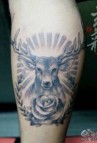 modèle populaire de tatouage de cerf noir et blanc de jambes