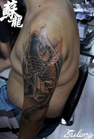 męski ramię popularny wzór tatuażu kałamarnicy lotosu