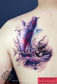 男性肩背流行精美写实的彩色鲤鱼纹身图案