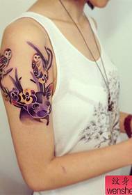 un concepto popular de moda do patrón de tatuaxe de ciervo
