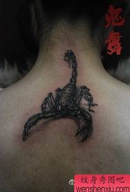 djevojka vrat popularan cool škorpion tetovaža uzorak
