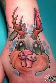 анимационна татуировка на заек на гърба на ръката