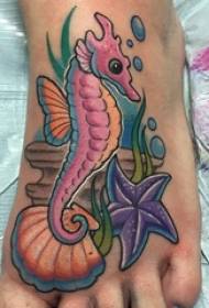 Kız elinin arkasında boyalı suluboya kroki yaratıcı hipokampus hayvan dövme resimleri boyalı