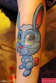 modello di tatuaggio coniglietto simpatico cartone animato popolare braccio