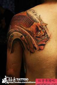 klasisks cūciņu tetovējuma modelis uz vīrieša pleca