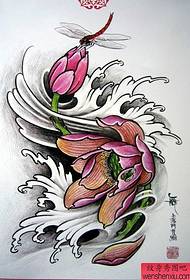 un model tradițional de manuscris pentru tatuaj libelula de lotus
