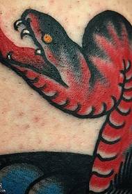 задній частині великого візерунка татуювання змії